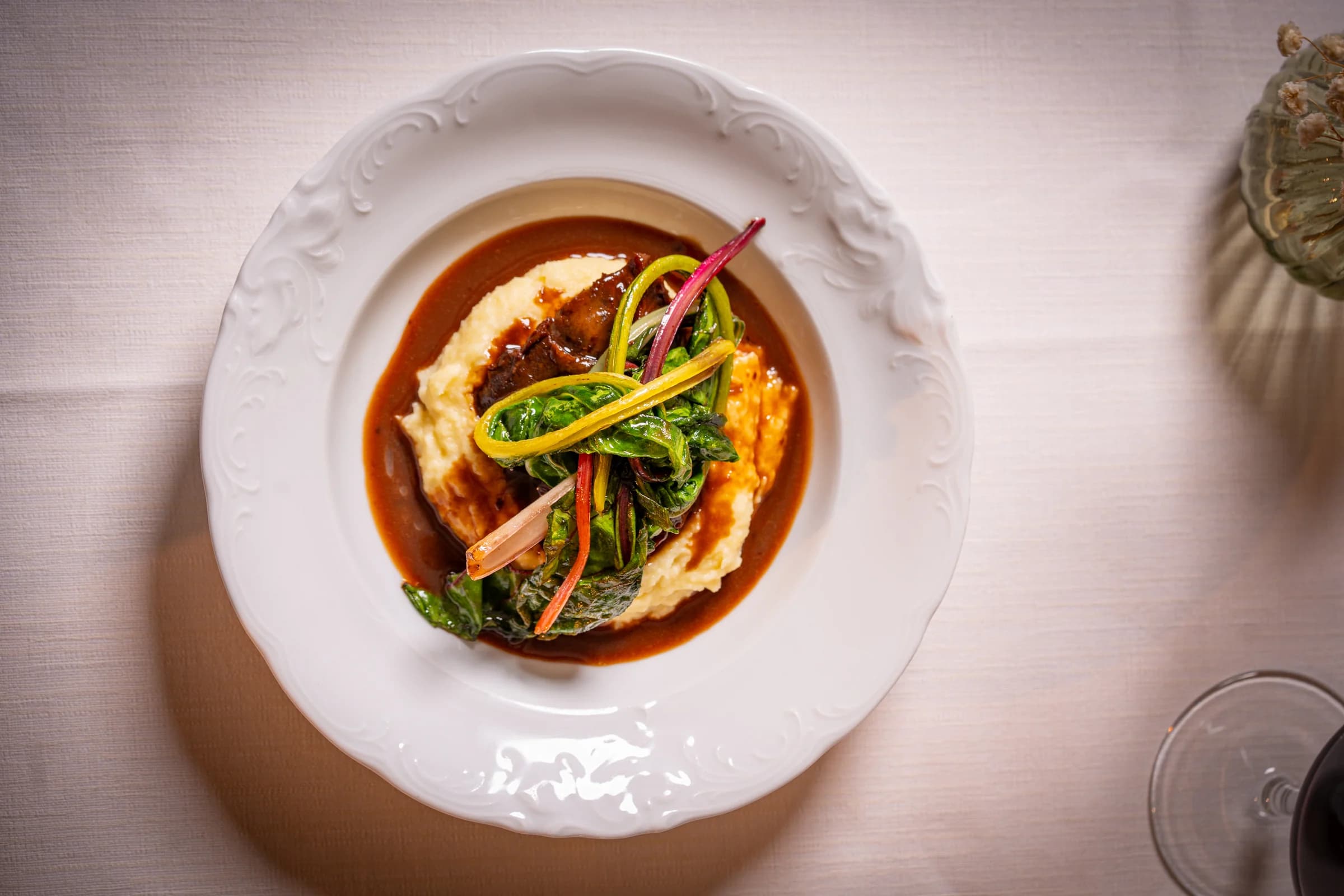 Guancia di manzo brasata con purè e bietole saltate