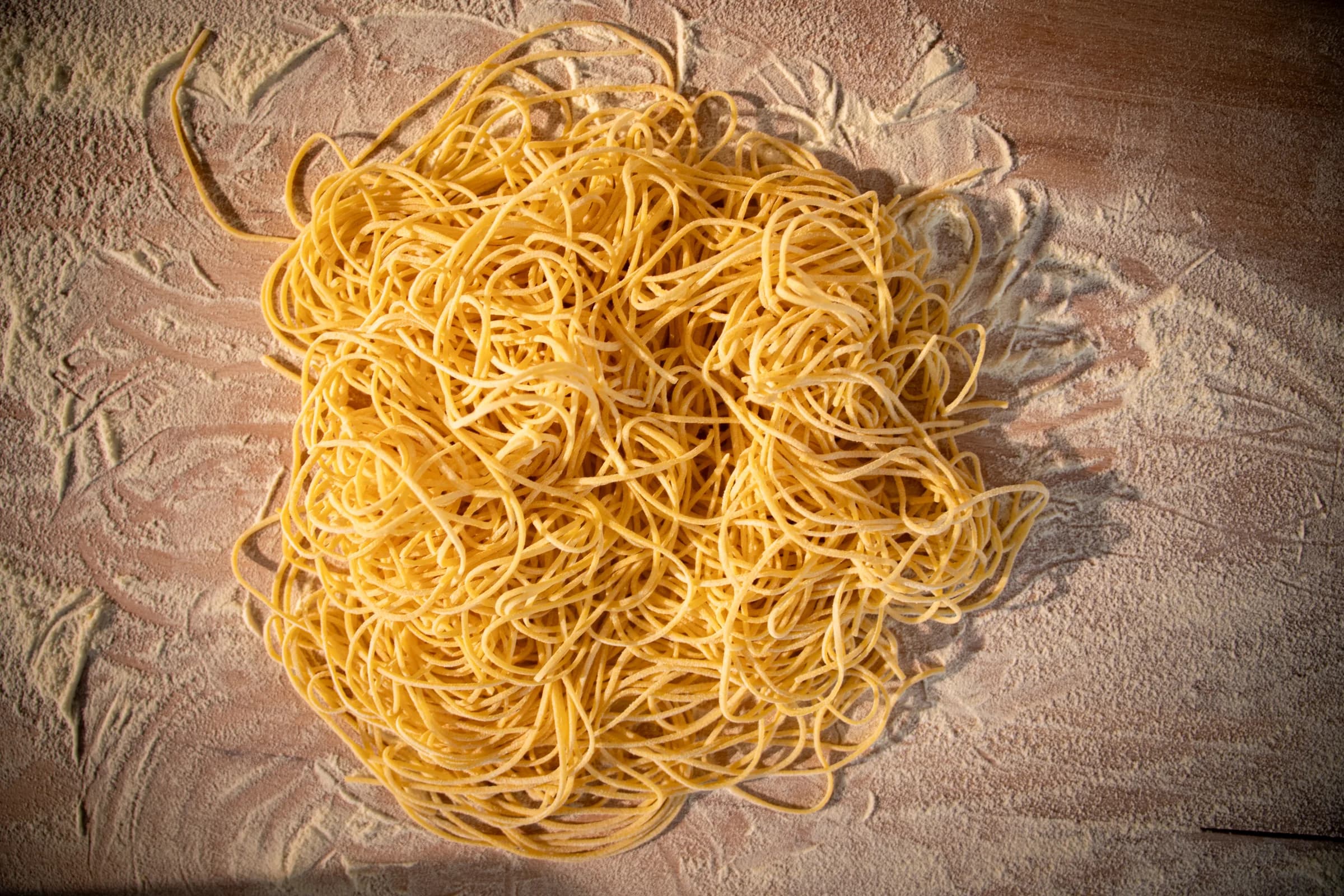 Tagliolini freschi stesi a mano sul banco