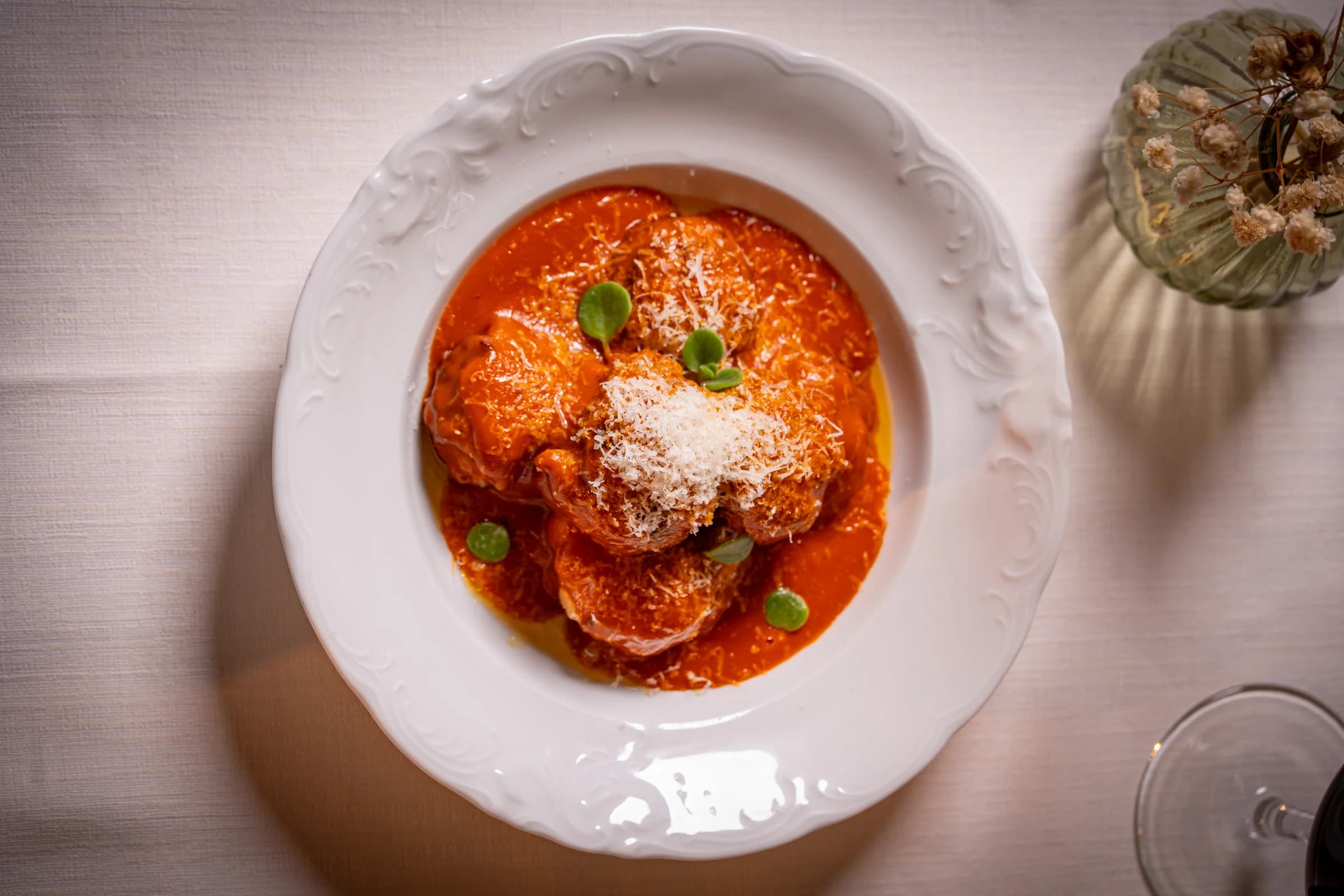 Polpette al sugo di pomodoro con formaggio grattugiato