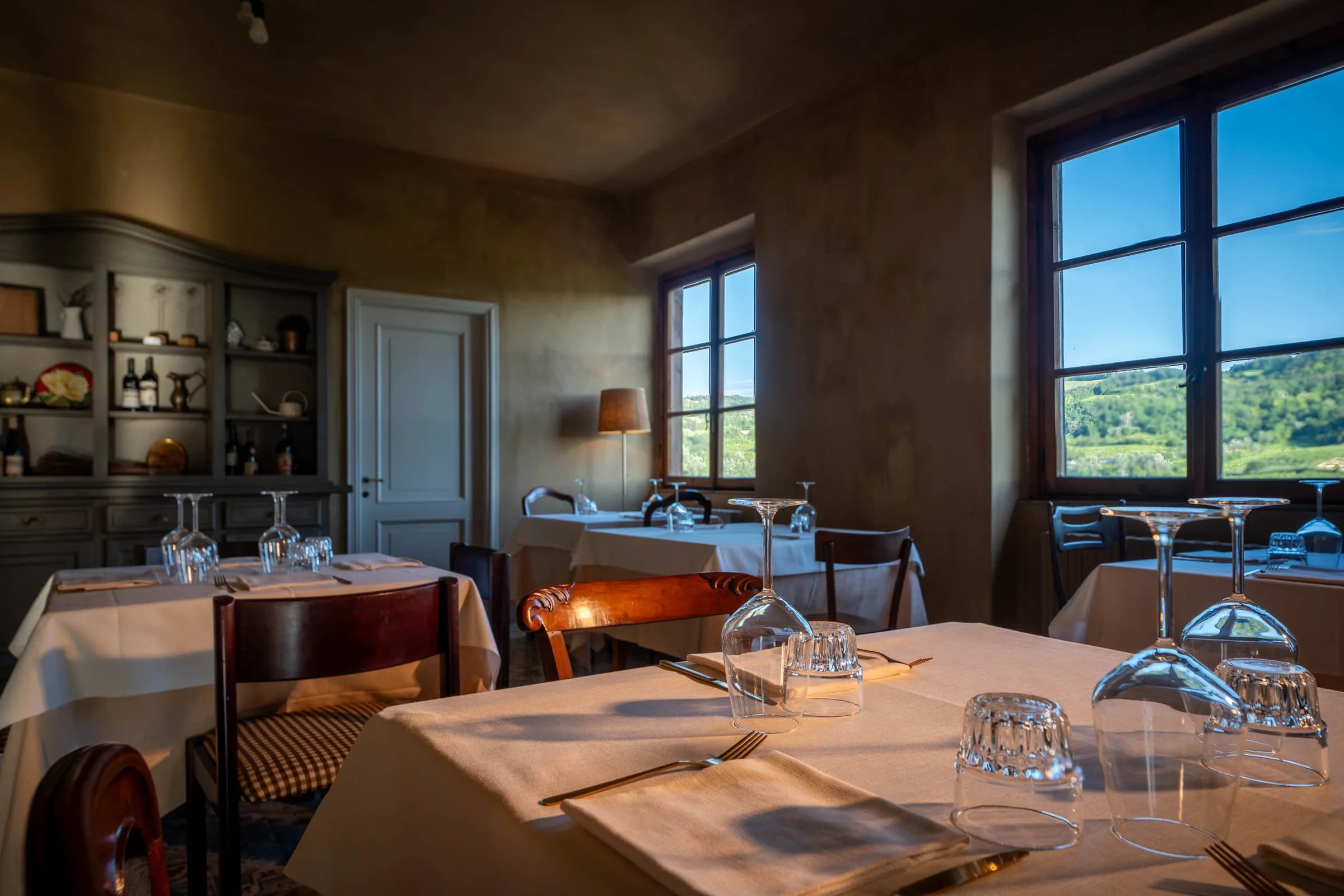 La sala luminosa dell’Osteria La Cadréga