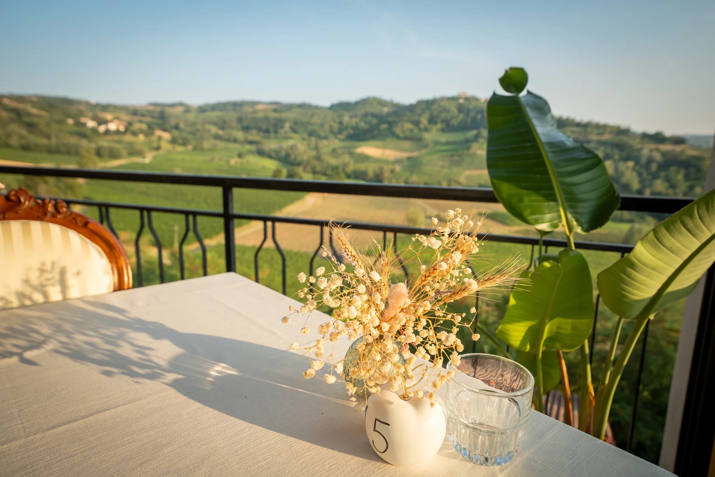 Tavola apparecchiata sulla terrazza dell’osteria